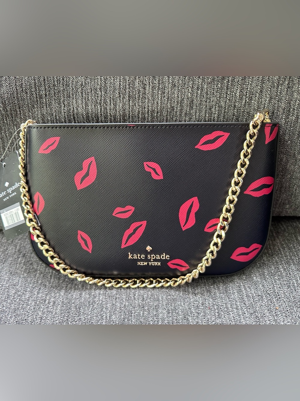 Kate Spade Madison Lip Toss Pochette Bag Black w/red lip print Gold Chain NWT